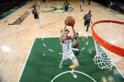 密尔沃基雄鹿发布备战花絮，国际比赛日伤情更新，NBA总决赛任务艰巨，年轻球员得到机会的简单介绍爱游戏体育