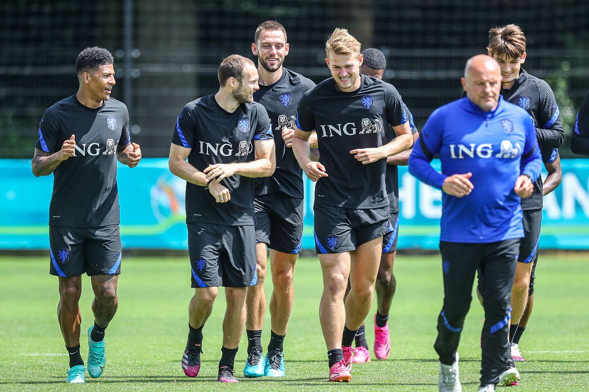 布莱顿发布备战花絮，集结日状态回暖，荷甲任务艰巨，赛季目标并未改变的简单介绍