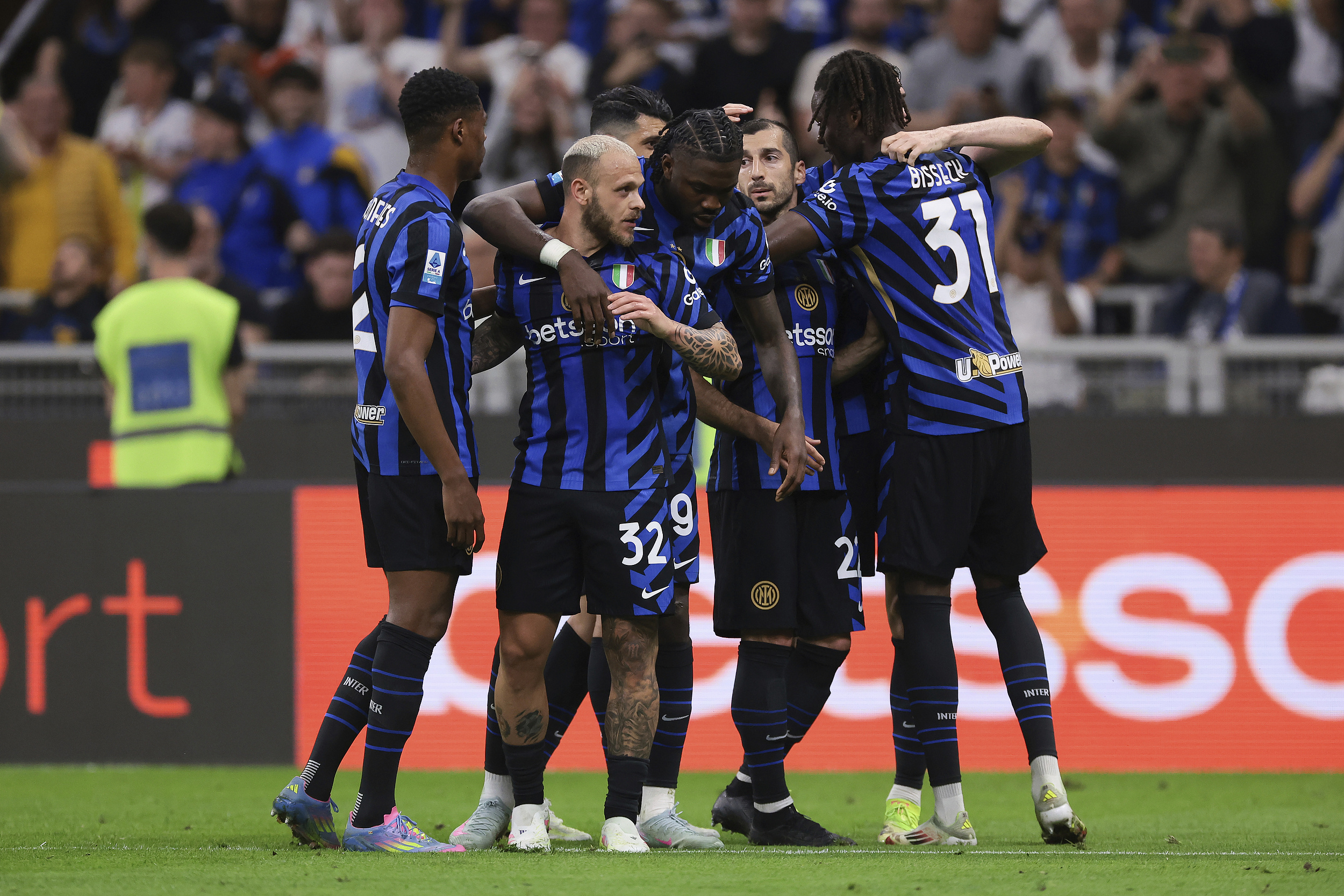 包含转会期马赛备战荷甲赛地聚焦之后，本菲卡官宣签约备战西甲的词条